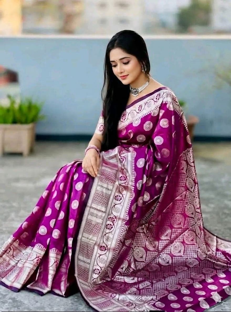 ট্র্যাডিশনাল বেনারসী সিল্ক কাতান শাড়ি ও ফ্রি ম্যাচিং ব্লাউজ পিস